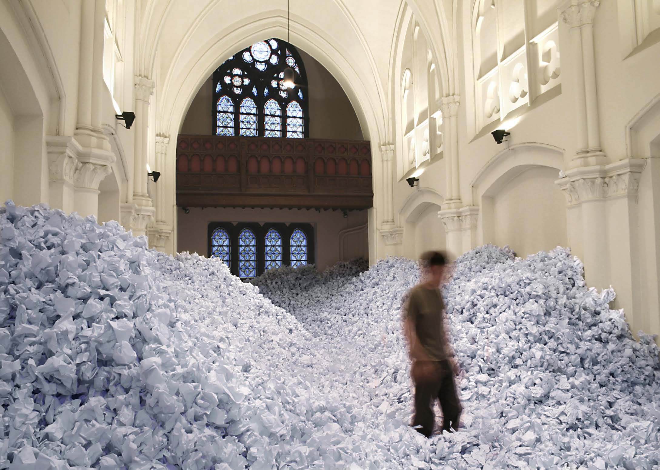 Vincent Mauger, «sans titre», espace rempli de feuilles de papier A3 froissées en boule, 2006, installation in situ programme map XXl pépinières européennes, Chapelle du Bélian à Mons, Belgique